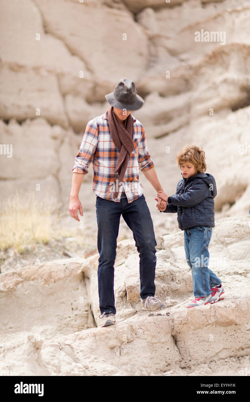 Padre e figlio di esplorare il deserto formazioni di roccia Foto Stock