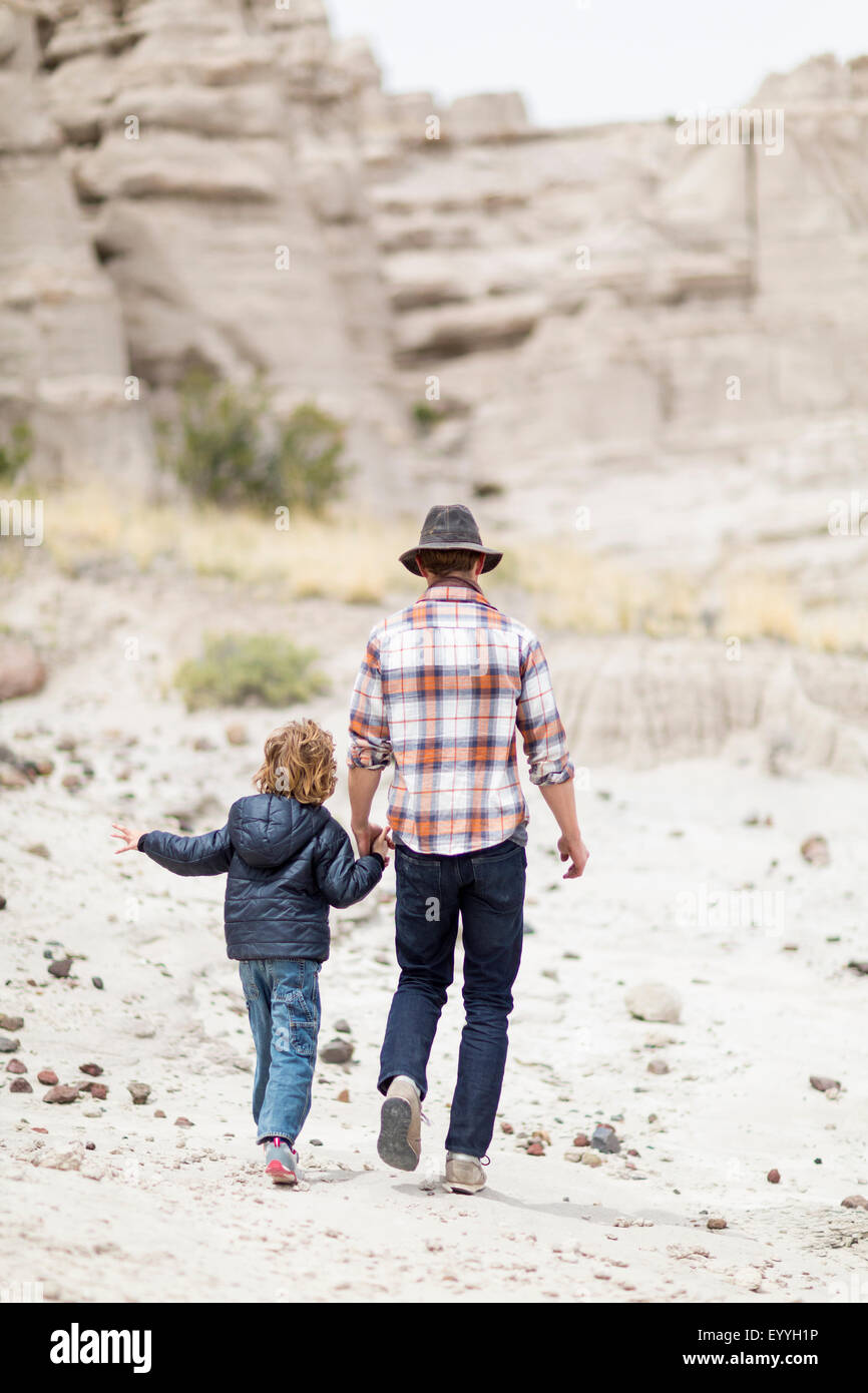 Padre e figlio di esplorare il deserto formazioni di roccia Foto Stock