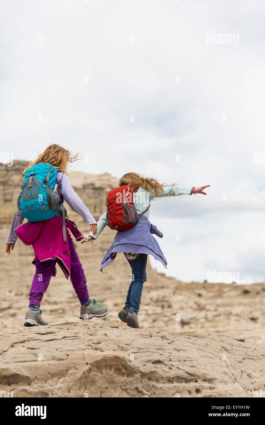 Le ragazze del Caucaso ad esplorare il deserto formazioni di roccia Foto Stock
