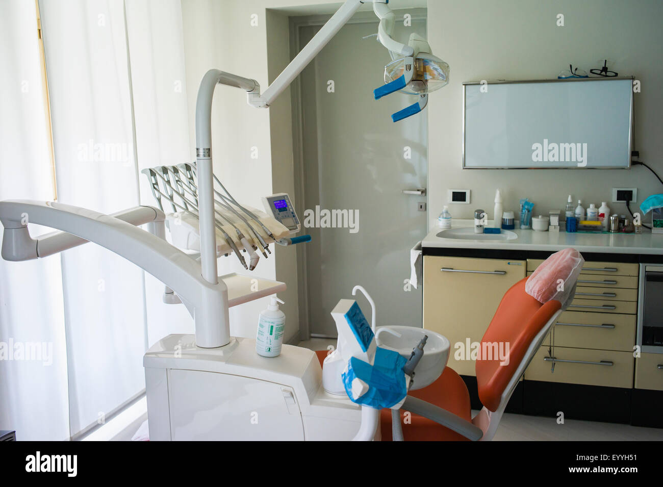 Sedia vuota in ufficio di dentista Foto Stock