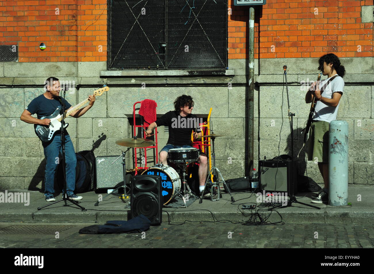 Musicisti di strada, Temple Bar di Dublino, Irlanda. Foto Stock