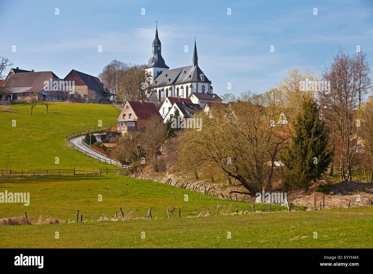 District Altenruethen con la chiesa parrocchiale di San Gervasio e San Protasio, in Germania, in Renania settentrionale-Vestfalia, Sauerland, Ruethen Foto Stock