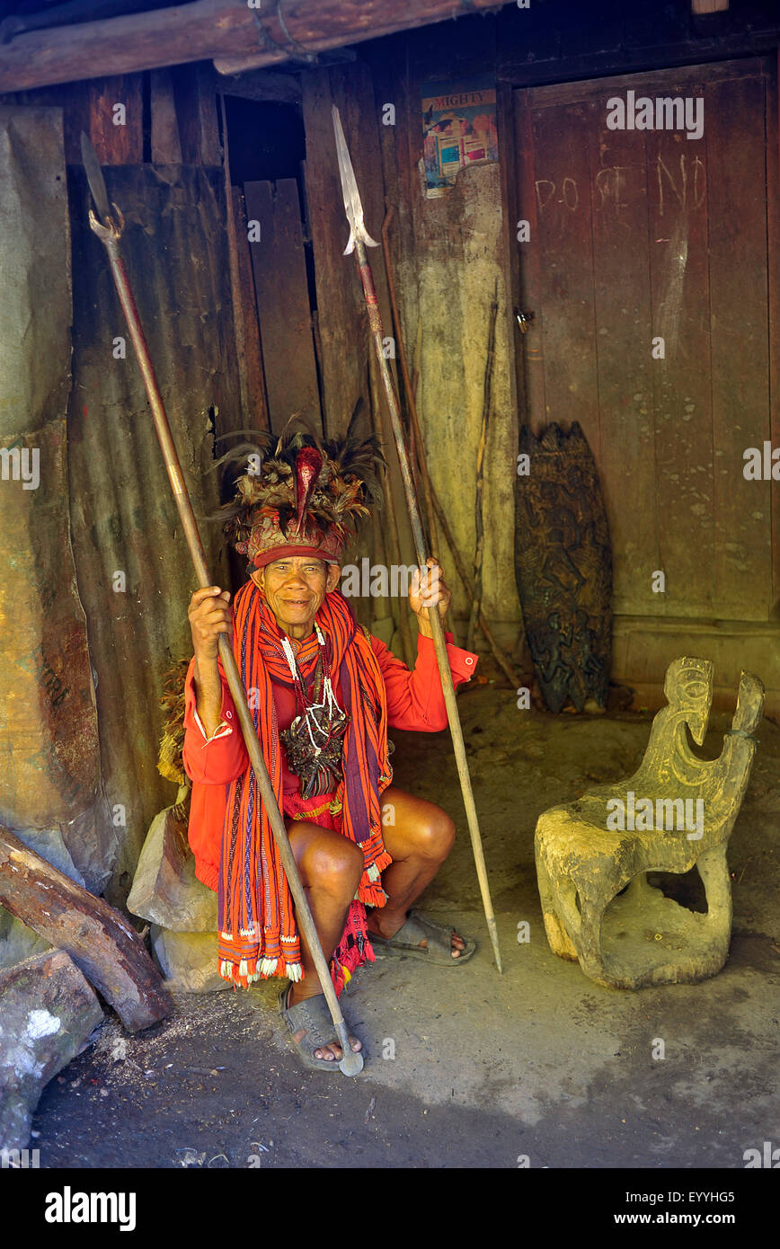 Il vecchio uomo seduto in un rifugio in abbigliamento tradizionale della tribù Ifuago, Filippine, Luzon, Banaue Foto Stock