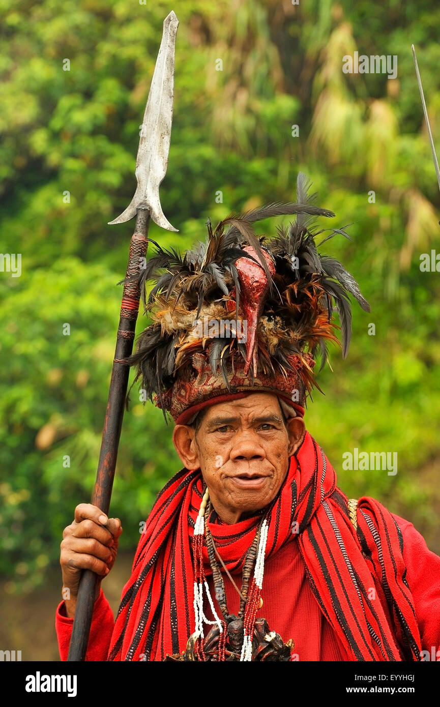 Ritratto di un vecchio in abiti tradizionali della tribù Ifuago, Filippine, Luzon, Banaue Foto Stock