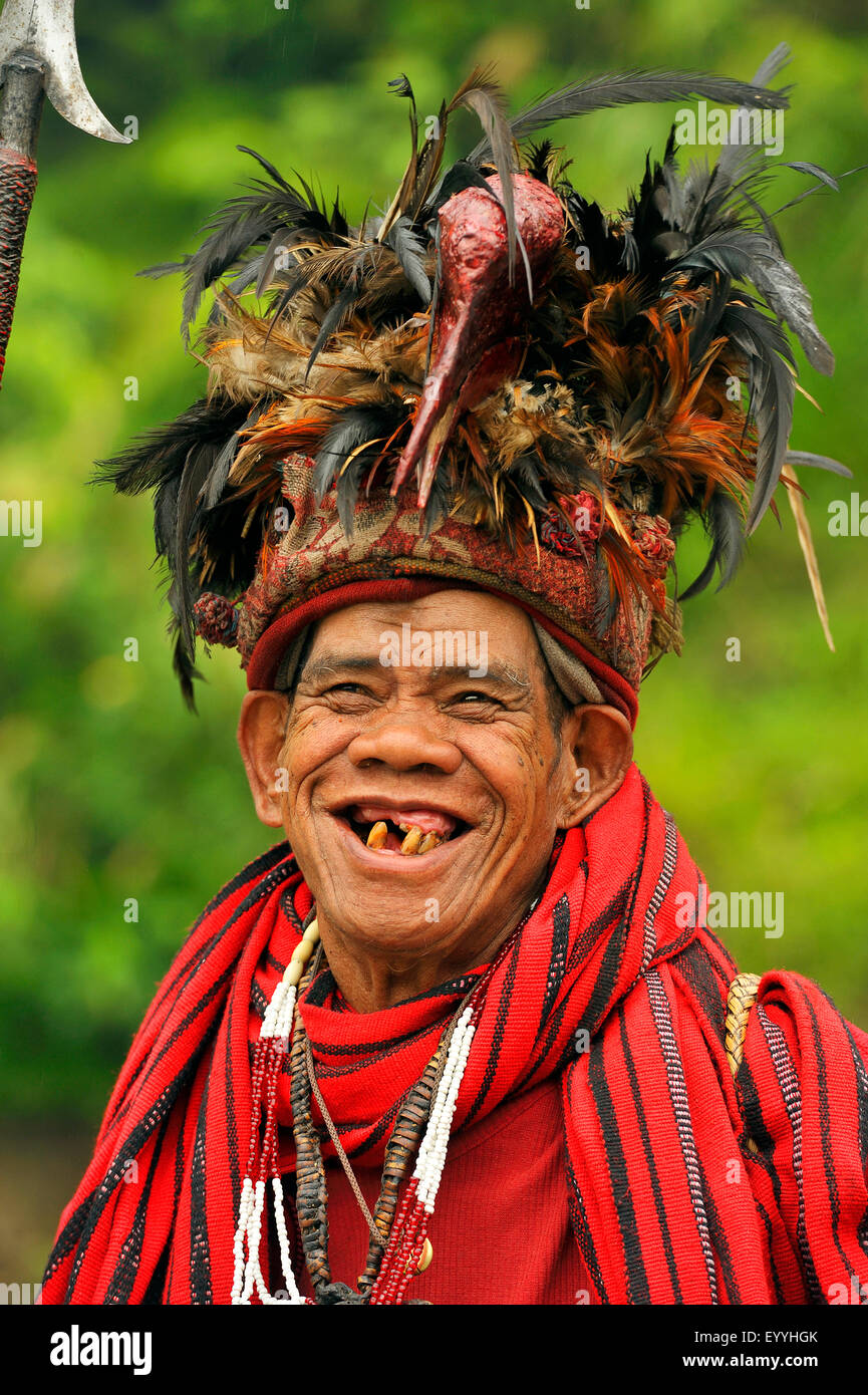 Ritratto di un uomo vecchio con pochi denti in abbigliamento tradizionale della tribù Ifuago, Filippine, Luzon, Banaue Foto Stock