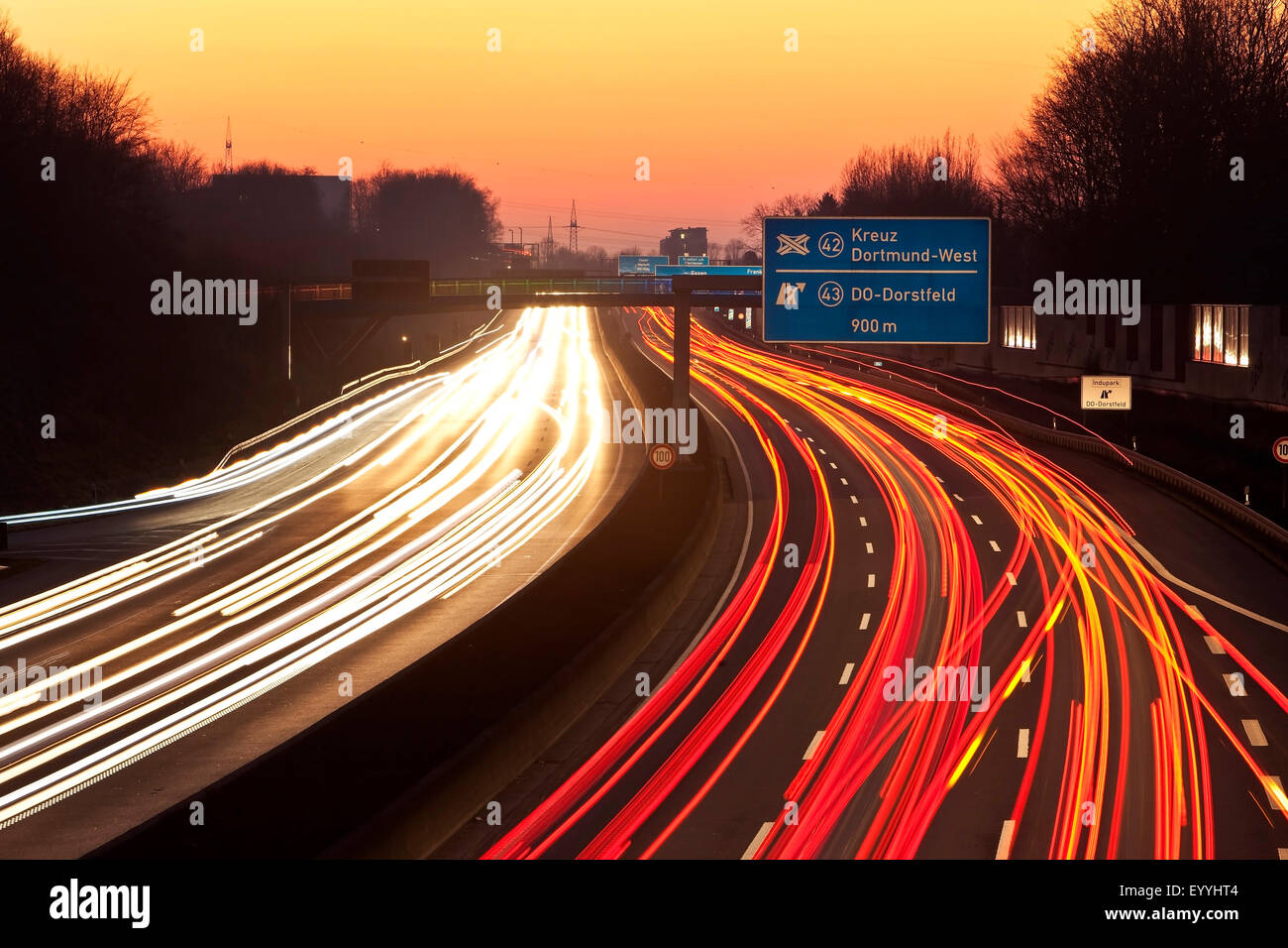 Autostrada A40 in bagliore di sera, in Germania, in Renania settentrionale-Vestfalia, la zona della Ruhr, Dortmund Foto Stock
