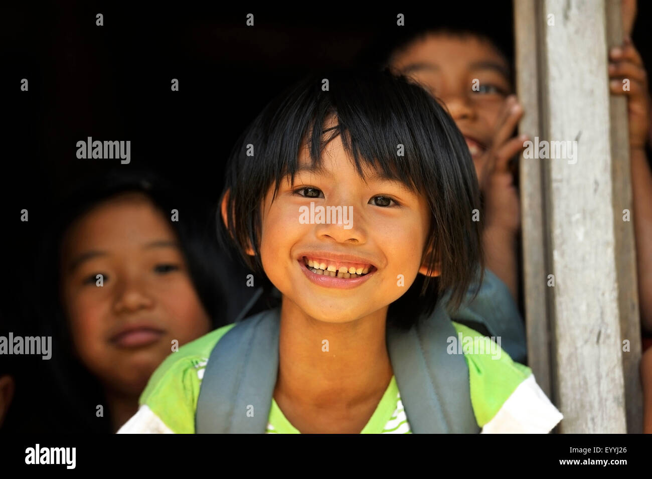 La ragazza del popolo Ifugao guardando fuori della finestra, Filippine, Luzon, Patpat Foto Stock