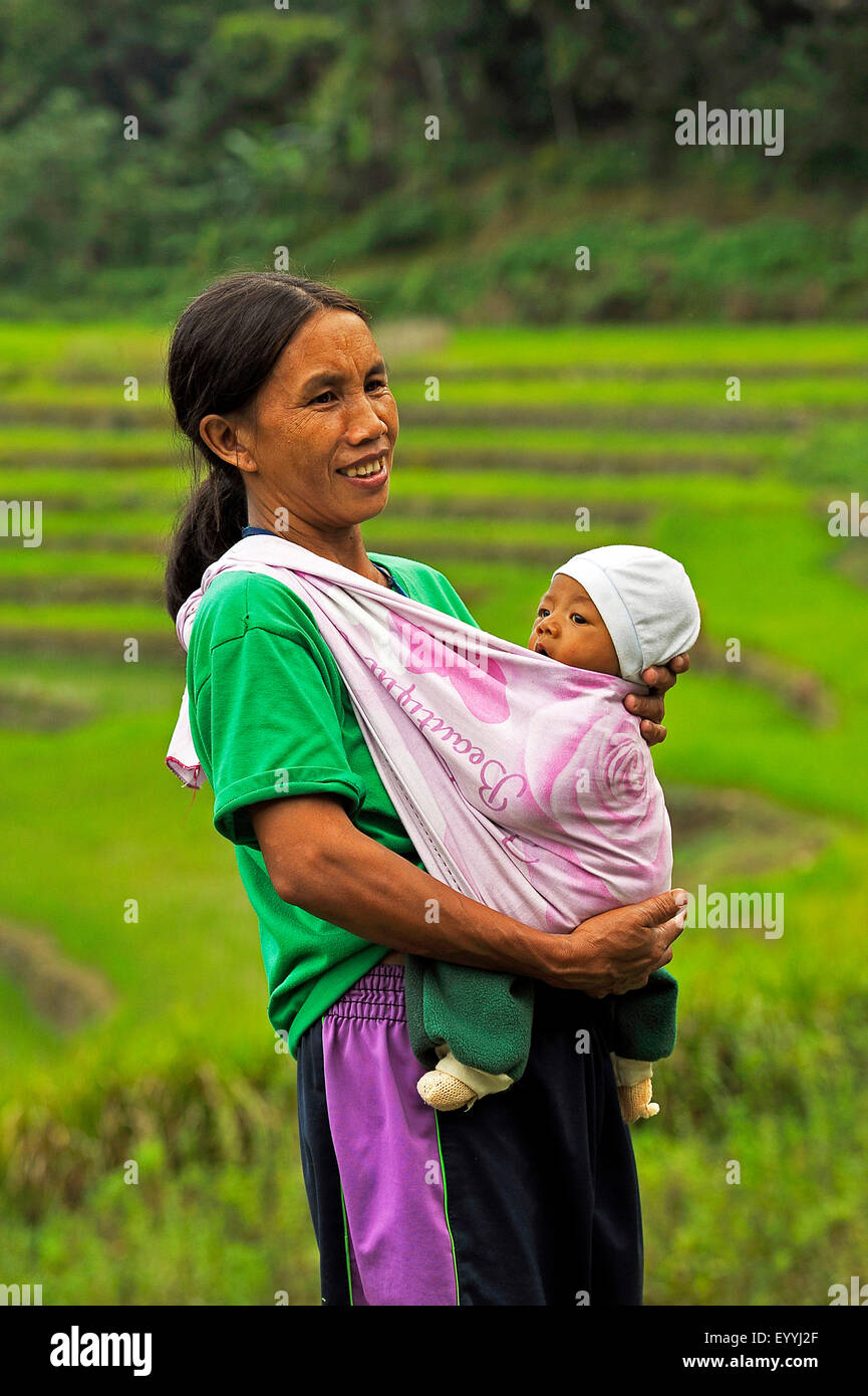 La madre che porta il suo bambino in una fionda bambino, Ifugao Persone, Filippine, Luzon, Patpat Foto Stock