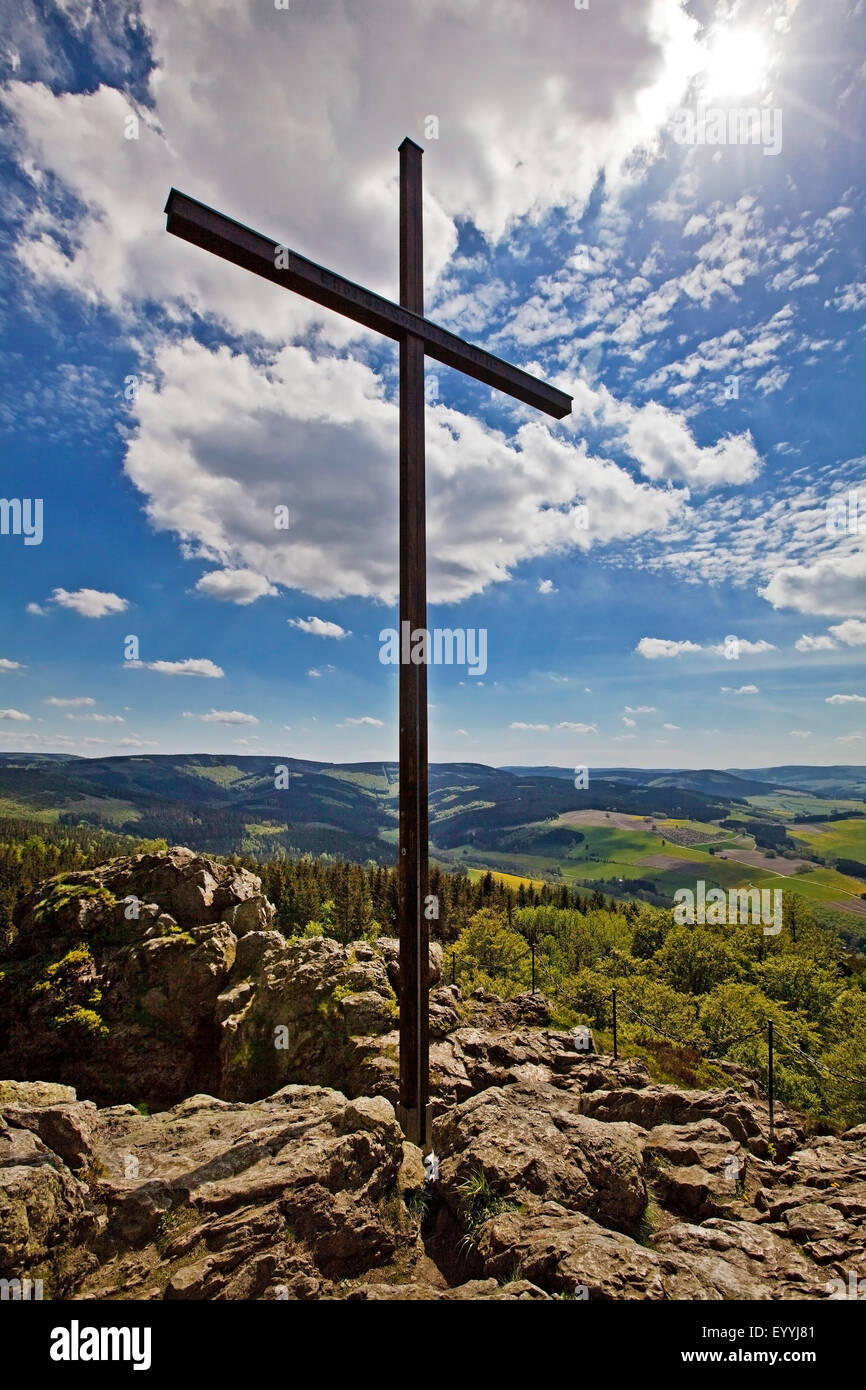 Vertice di croce sulla formazione di roccia Feldstein, Bruchhauser Steine, in Germania, in Renania settentrionale-Vestfalia, Sauerland, Olsberg Foto Stock