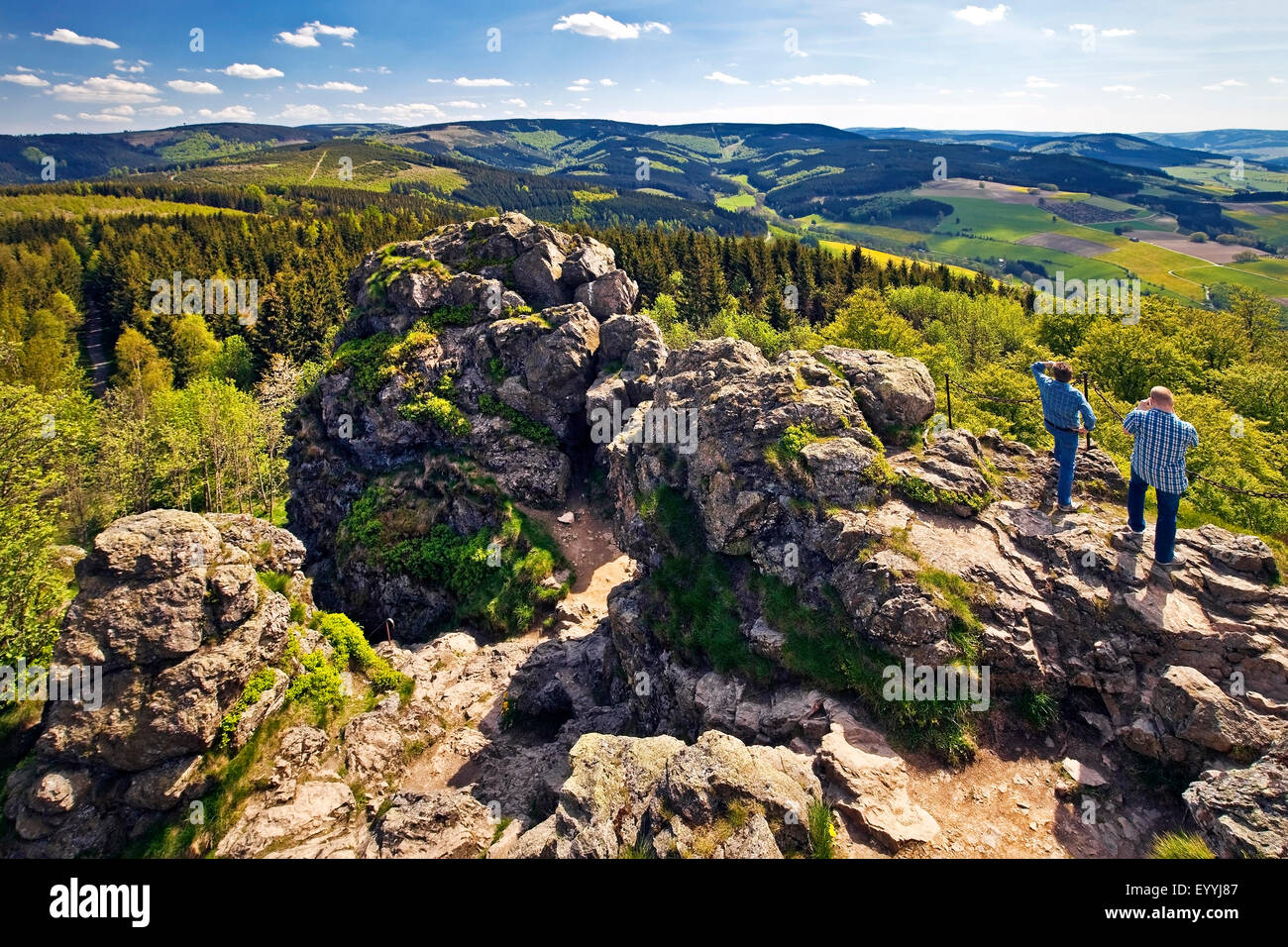 Due uomini al di sopra della formazione di roccia Bruchhauser Steine godendo della vista, in Germania, in Renania settentrionale-Vestfalia, Sauerland, Olsberg Foto Stock
