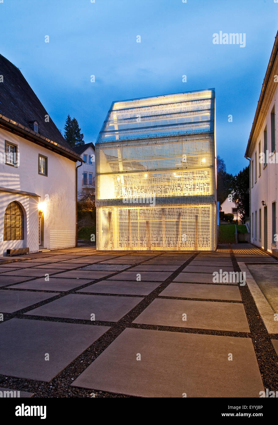 Wedinghausen monastero e light house 'Lichthaus' di sera, in Germania, in Renania settentrionale-Vestfalia, Sauerland, Arnsberg Foto Stock