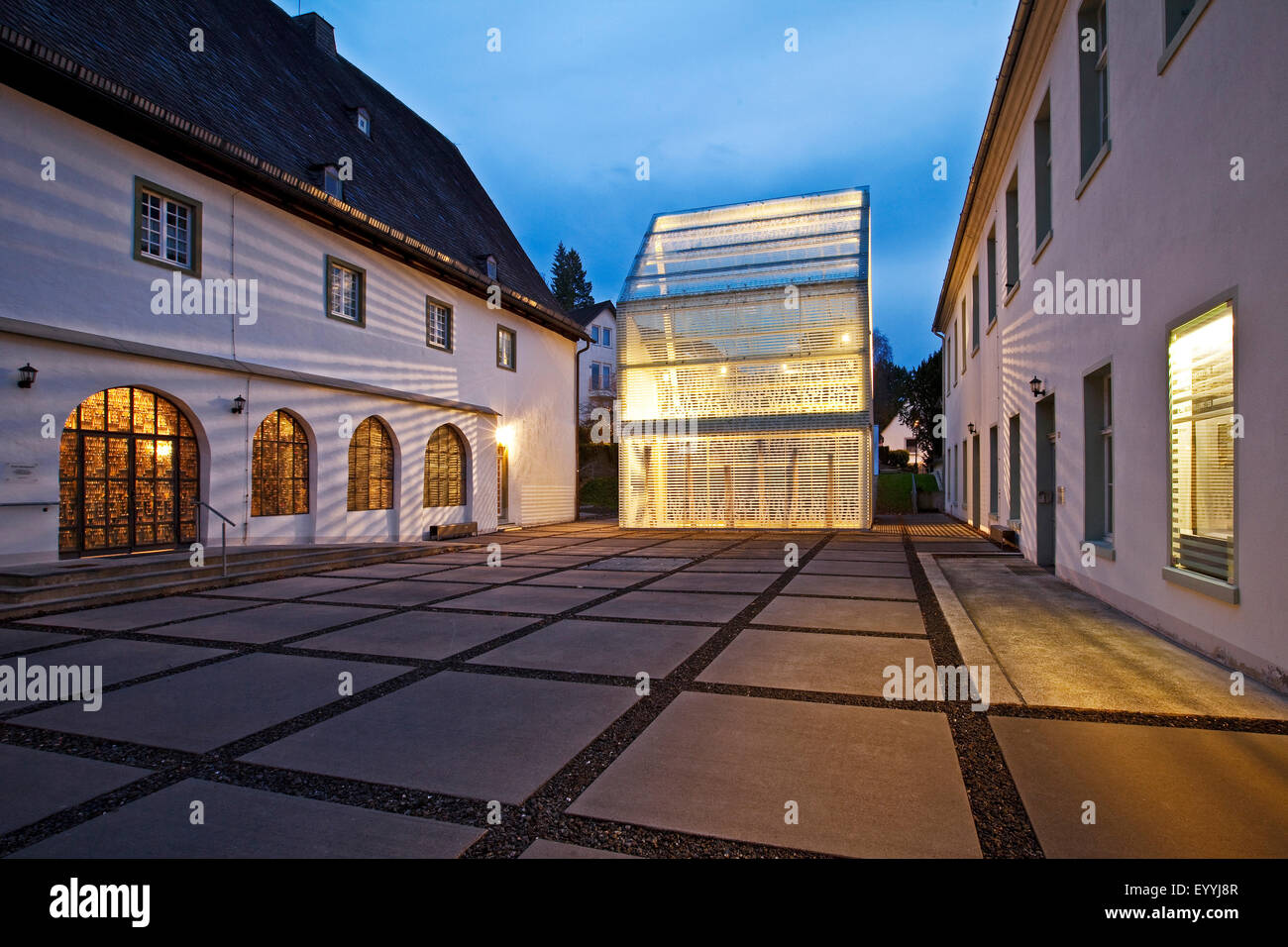 Wedinghausen monastero e light house 'Lichthaus' di sera, in Germania, in Renania settentrionale-Vestfalia, Sauerland, Arnsberg Foto Stock