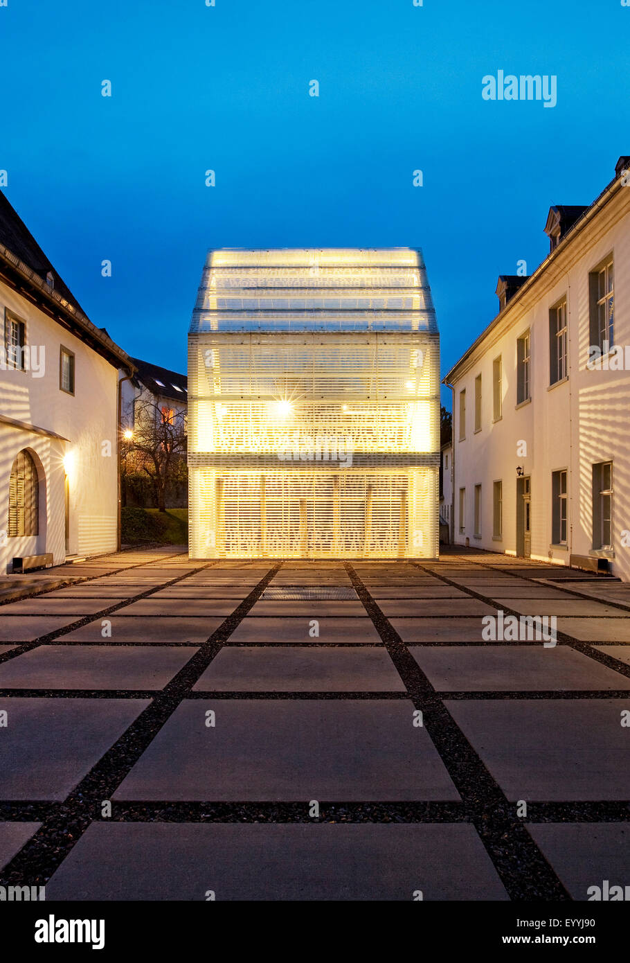 Wedinghausen monastero e light house 'Lichthaus' di sera, in Germania, in Renania settentrionale-Vestfalia, Sauerland, Arnsberg Foto Stock