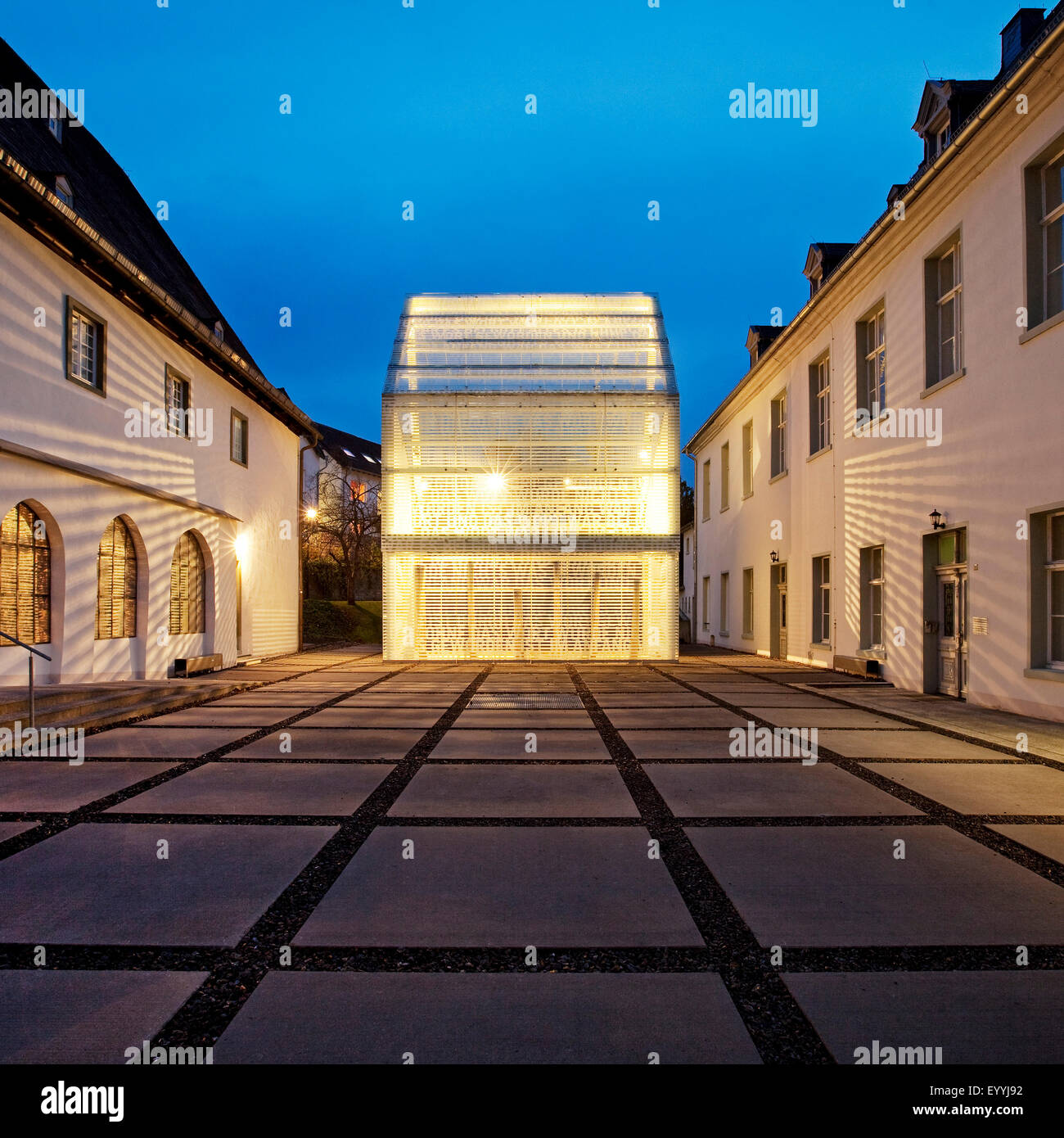 Wedinghausen monastero e light house 'Lichthaus' di sera, in Germania, in Renania settentrionale-Vestfalia, Sauerland, Arnsberg Foto Stock