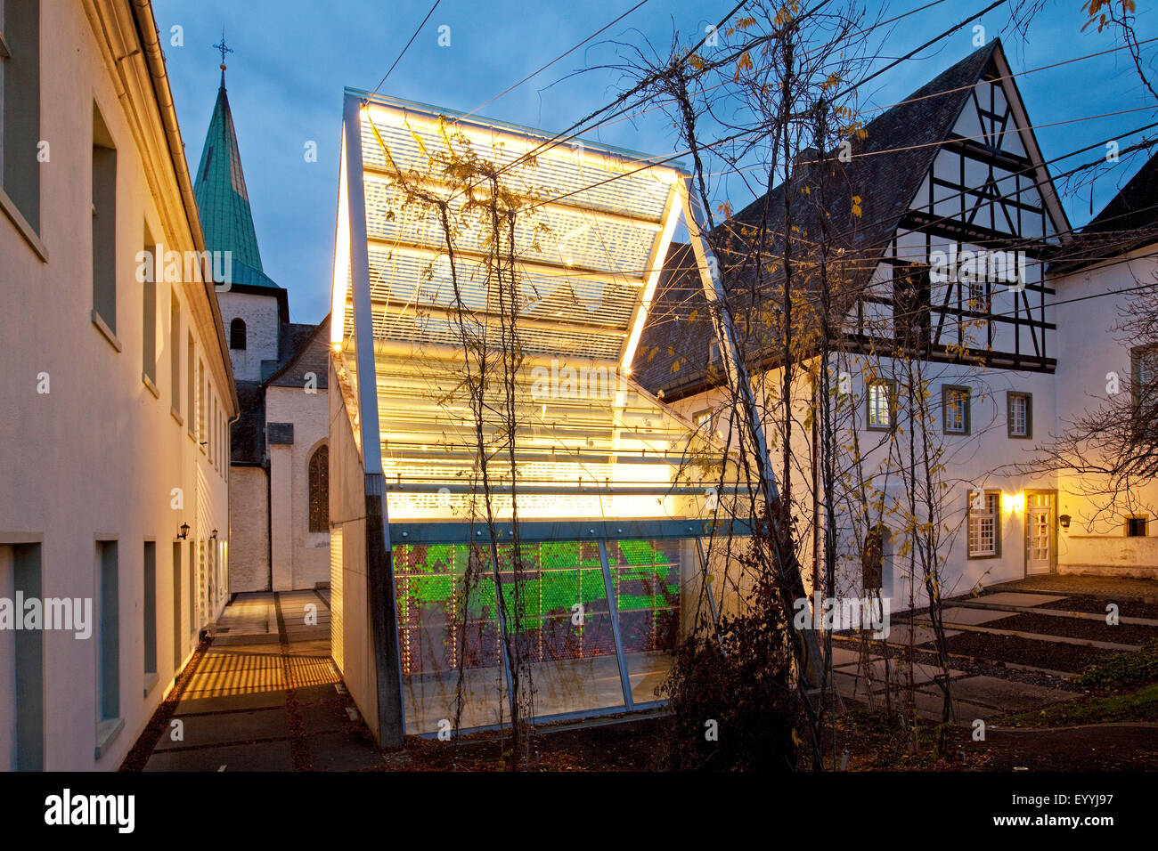 Monastero di Wedinghausen con luce casa 'Lichthaus' di sera, in Germania, in Renania settentrionale-Vestfalia, Sauerland, Arnsberg Foto Stock