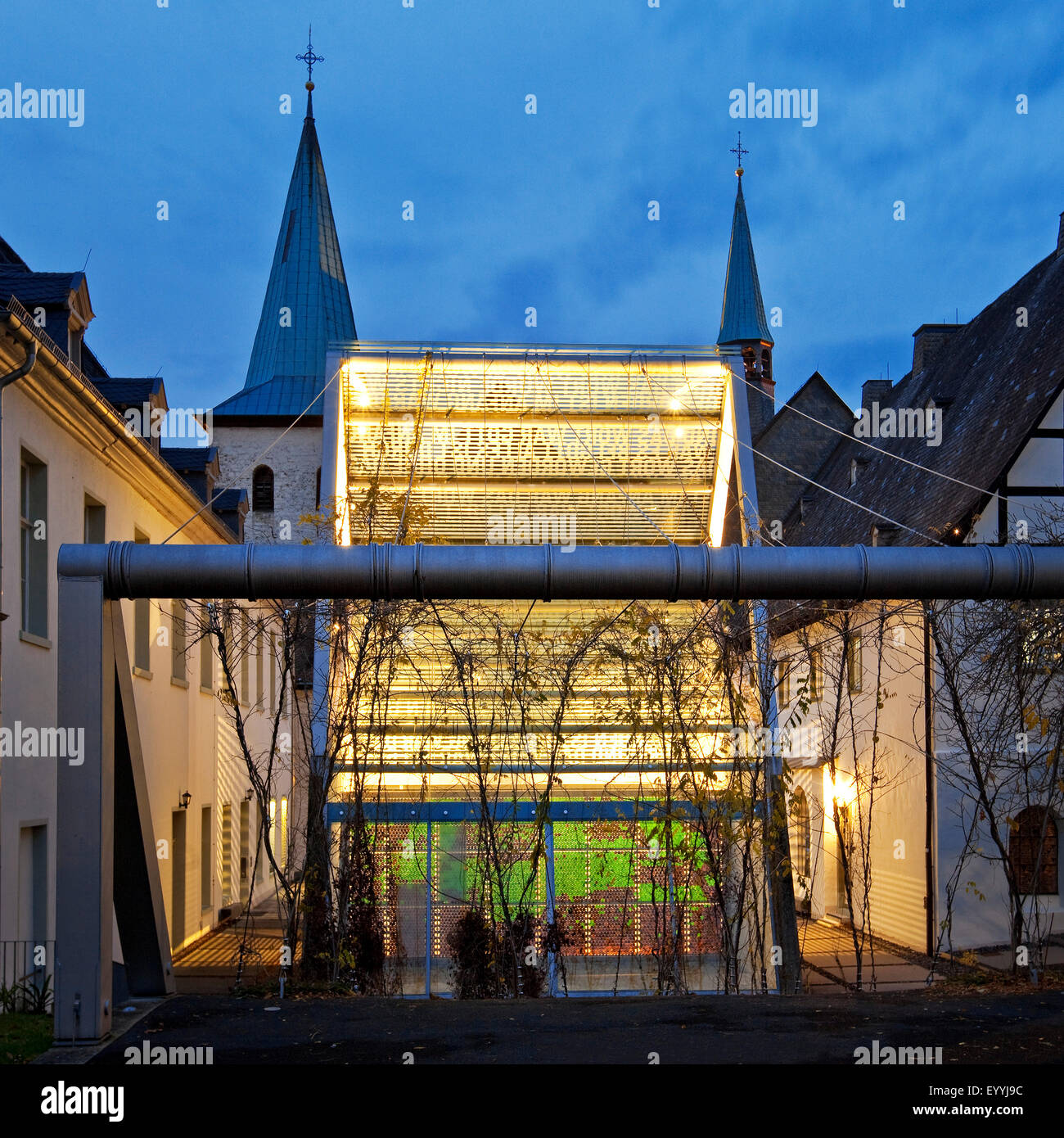 Monastero di Wedinghausen con luce casa 'Lichthaus' di sera, in Germania, in Renania settentrionale-Vestfalia, Sauerland, Arnsberg Foto Stock