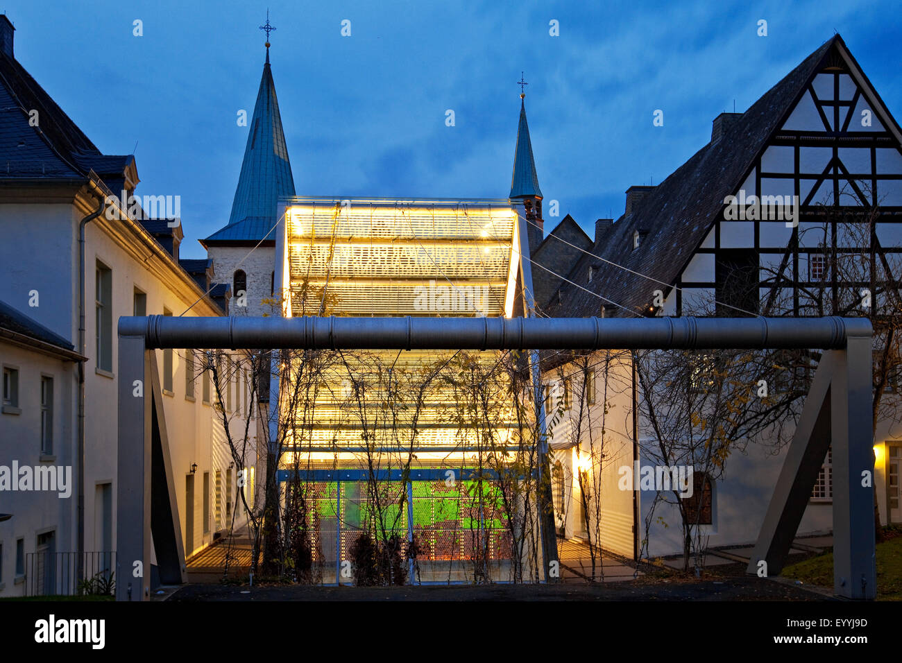 Monastero di Wedinghausen con luce casa 'Lichthaus' di sera, in Germania, in Renania settentrionale-Vestfalia, Sauerland, Arnsberg Foto Stock