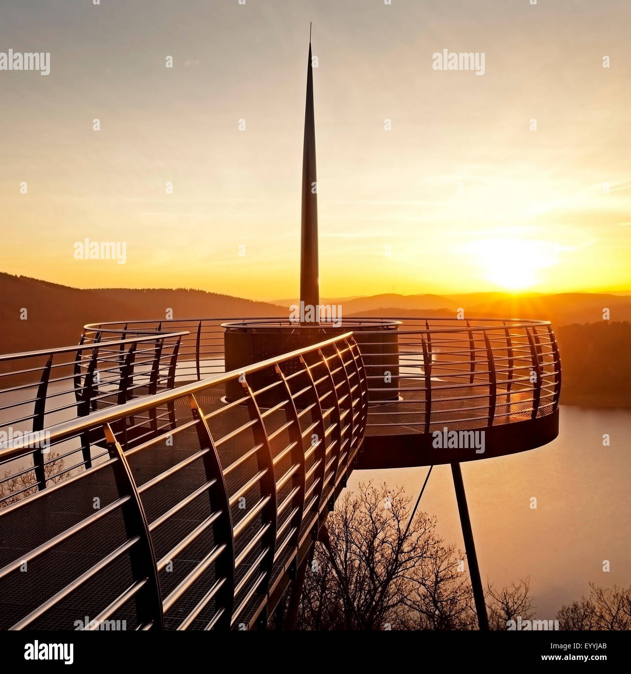 Skywalk Biggeblick al tramonto, in Germania, in Renania settentrionale-Vestfalia, Sauerland, Attendorn Foto Stock