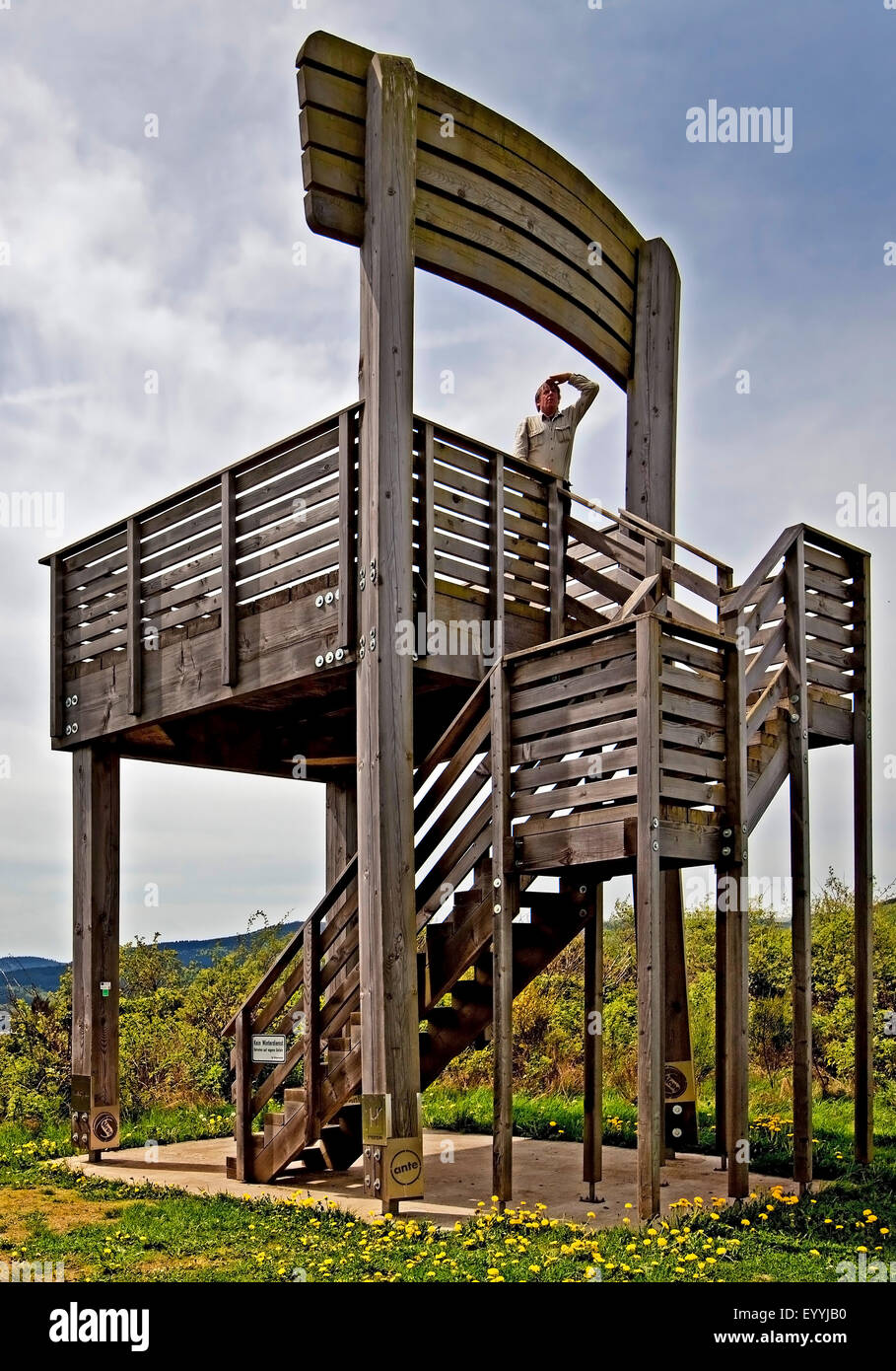 Sauerland-Stabil-Panorama-Stuhl, torre di osservazione nella forma di una sedia a Hoehenflug sentiero escursionistico sulla montagna Koenigsloh, in Germania, in Renania settentrionale-Vestfalia, Sauerland, Hallenberg Foto Stock