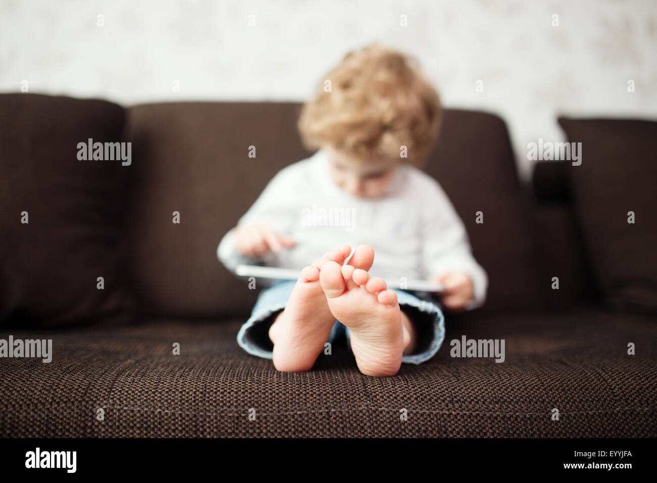 Little Boy utilizzando computer tablet, interni Foto Stock