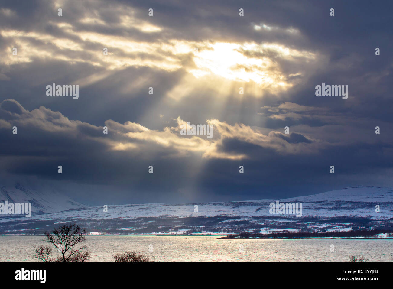Sunray dal foro in nuvole, Norvegia, Troms, Kvaloeya, Tromsoe Foto Stock
