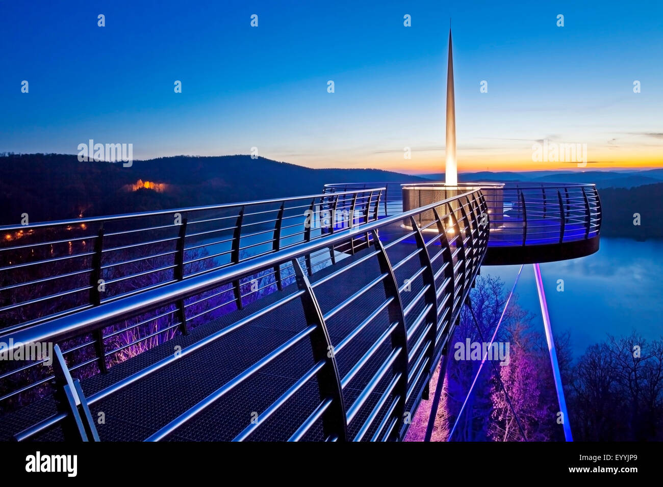 Skywalk Biggeblick al tramonto, in Germania, in Renania settentrionale-Vestfalia, Sauerland, Attendorn Foto Stock