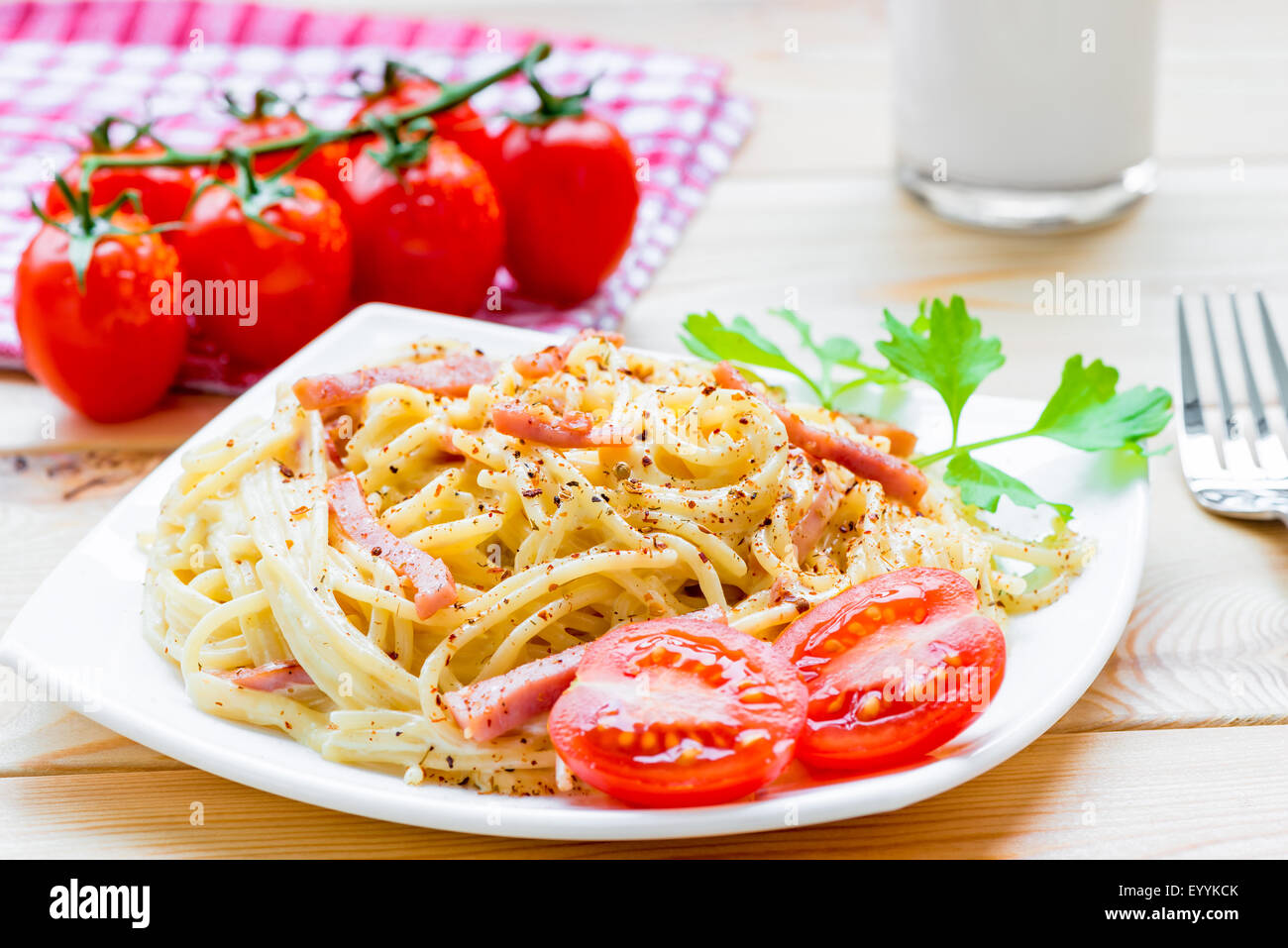 La pasta alla carbonara sulla piastra bianca closeup Foto Stock
