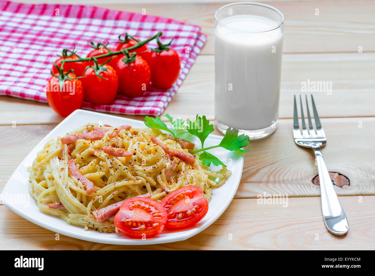 Deliziosa pasta carbonara sul tavolo di legno Foto Stock