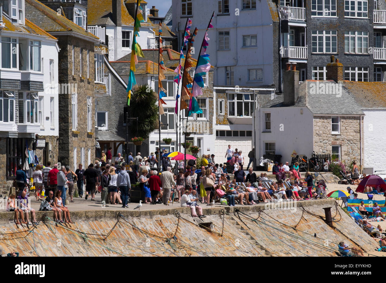 Un affollato in estate di scena sul lungomare di St Ives, Cornwall, Regno Unito Foto Stock