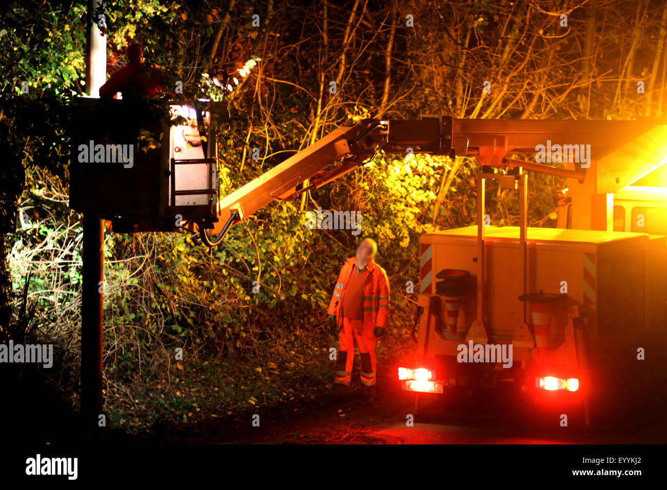 I lavori di riparazione di una via la luce di notte, Germania Foto Stock