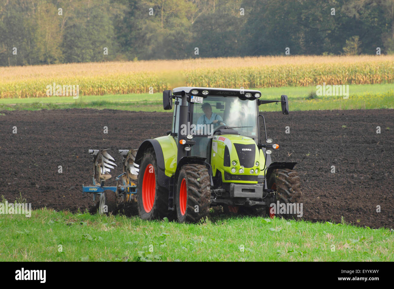 Il trattore arare un campo in autunno, in Germania, in Baviera Foto Stock