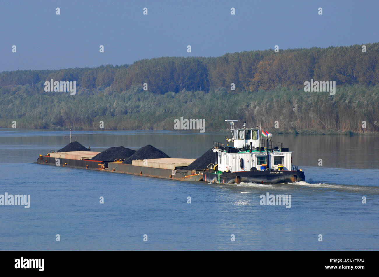 Nave da trasporto sul Danubio in Serbia Serbia e Montenegro Foto Stock