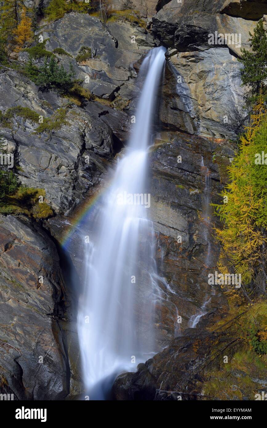 Cascata presso il Parco Nazionale del Gran Paradiso in autunno, l'Italia, il Parco Nazionale del Gran Paradiso Foto Stock
