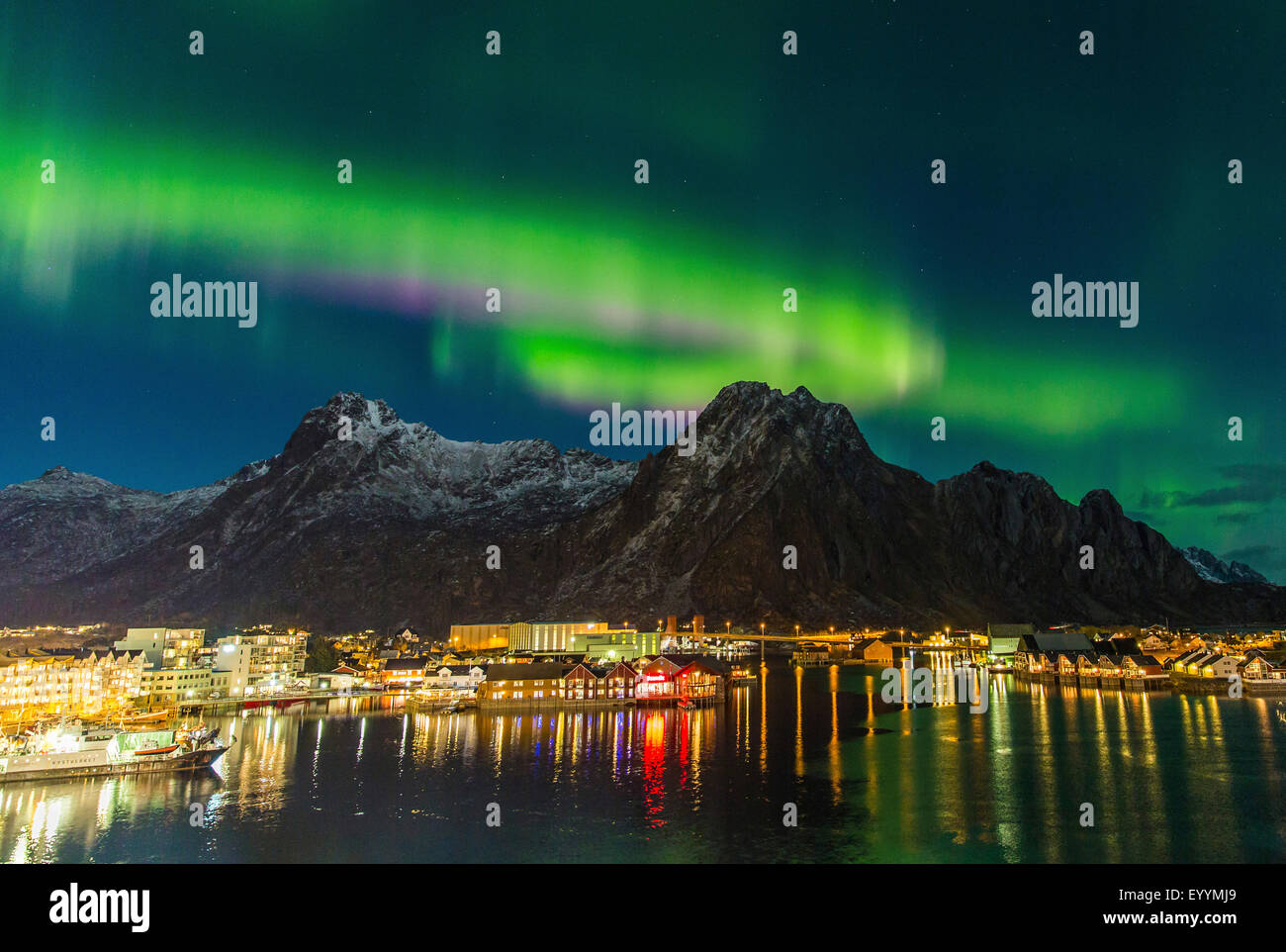 Luce polare sopra Svolaer, Norvegia, Isole Lofoten Svolvaer Foto Stock