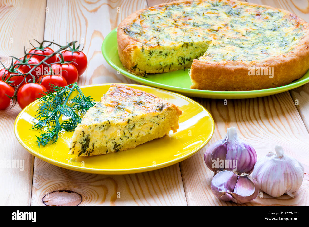 Torta di formaggio sulla luminosa piatti colorati sul tavolo Foto Stock