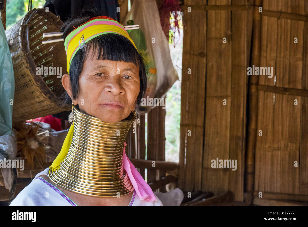 Vecchio lungo collo Karen, Thailandia Chiang Rai Foto Stock