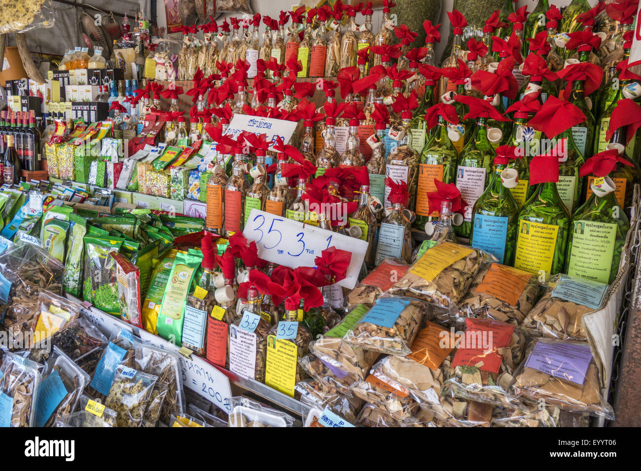 Bollitore per tè e le erbe in un mercato vicino a Lampang, Thailandia Foto Stock