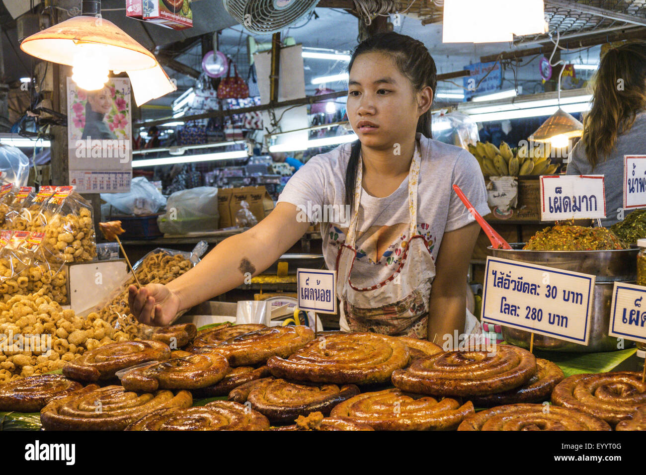 Donna vende cibo in un mercato vicino a Lampang, Thailandia Foto Stock