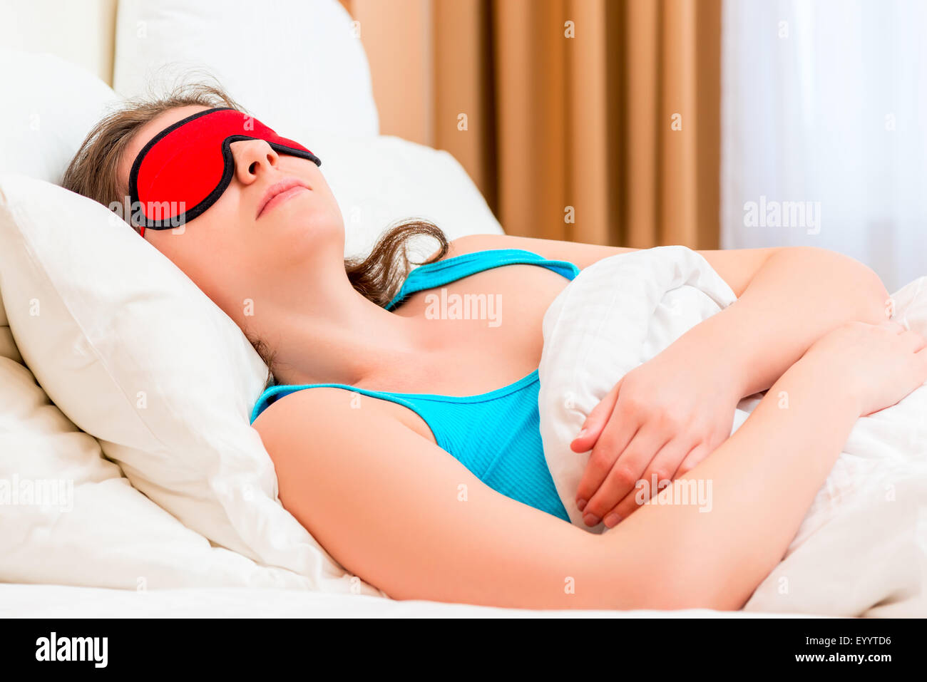 Ritratto di una donna addormentata con una maschera per gli occhi Foto Stock