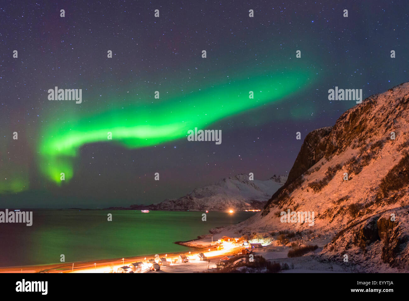 Aurora polaris su Grotfjorden, Norvegia, Troms, Grotfjorden Foto Stock