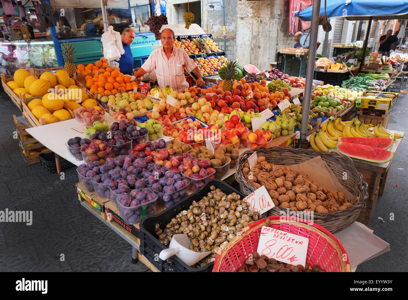 Le donne nella salumeria italiana,SIRACUSA, mercato alimentare,Sicilia Foto Stock