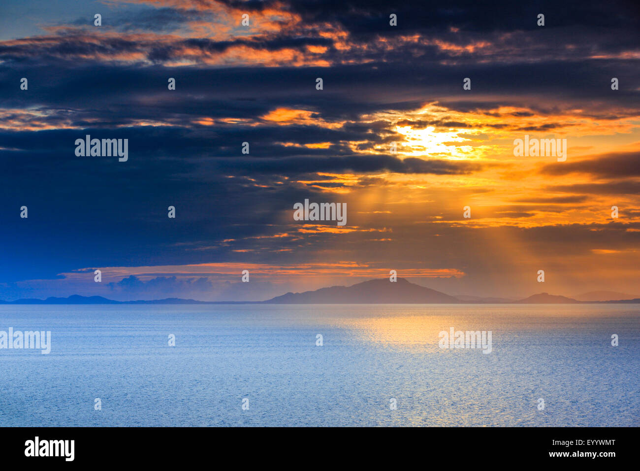 Vista dal punto Neist alle Ebridi Esterne al tramonto, Regno Unito, Scozia, Isola di Skye Foto Stock