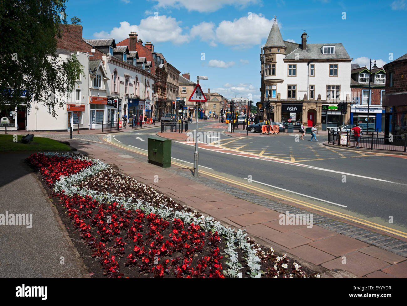 Negozi negozi negozi e centro città alta strada in estate Carlisle Cumbria Inghilterra Regno Unito GB Gran Bretagna Foto Stock