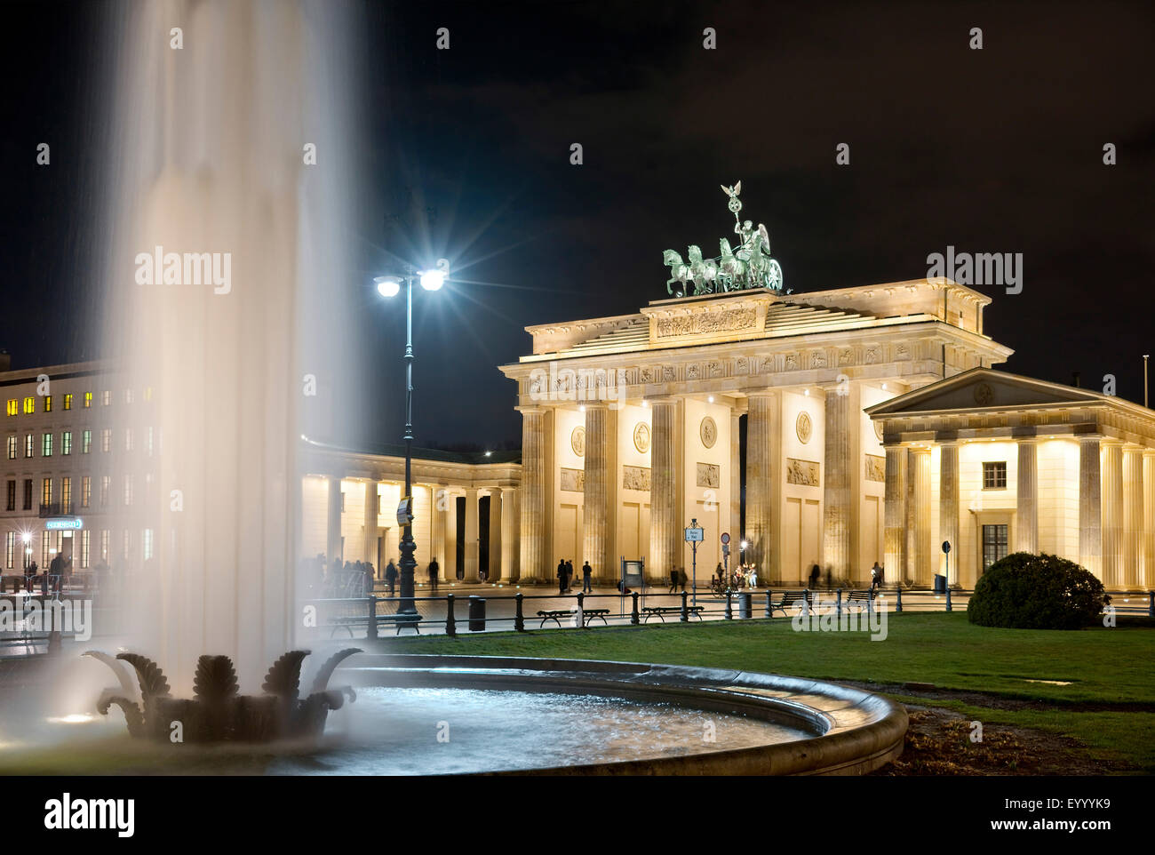 Pariser Platz con la Porta di Brandeburgo e la quadriga di notte, Germania Berlino Foto Stock