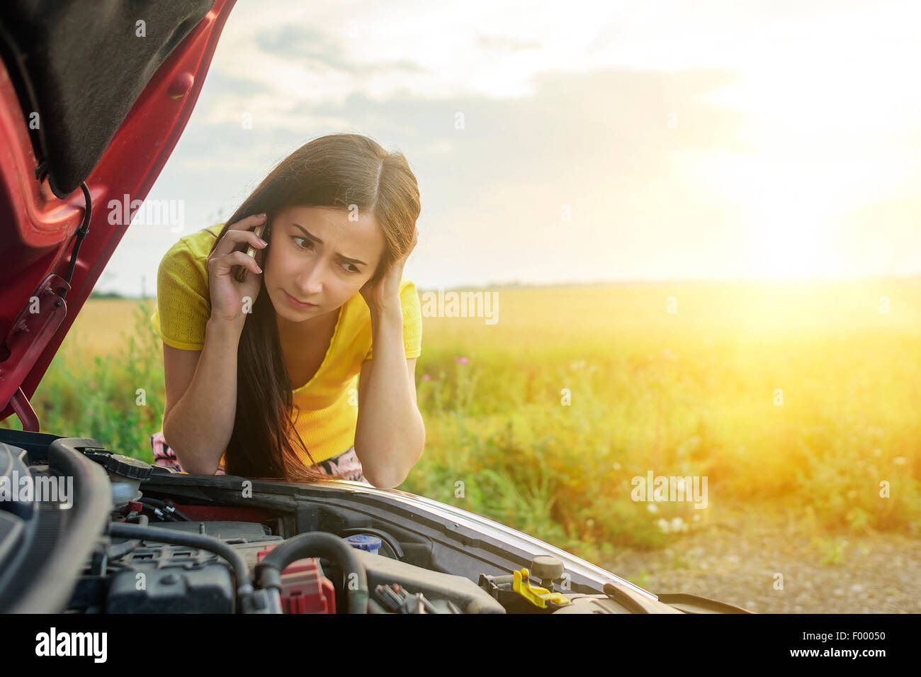 Donna e rotto la macchina Foto Stock