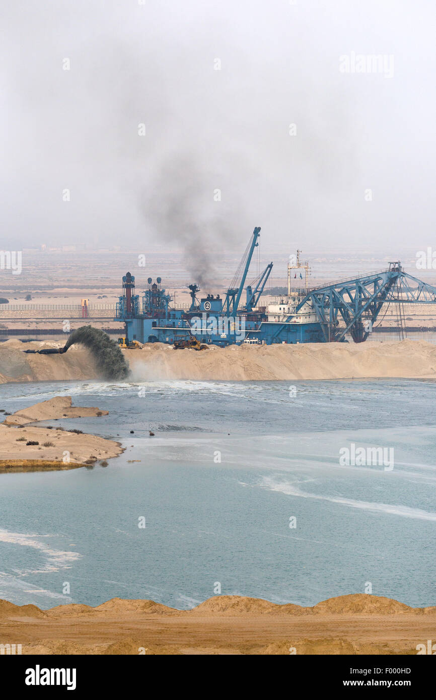 Costruzione di navi a lavorare sul secondo canale di Suez sezione Egitto Foto Stock