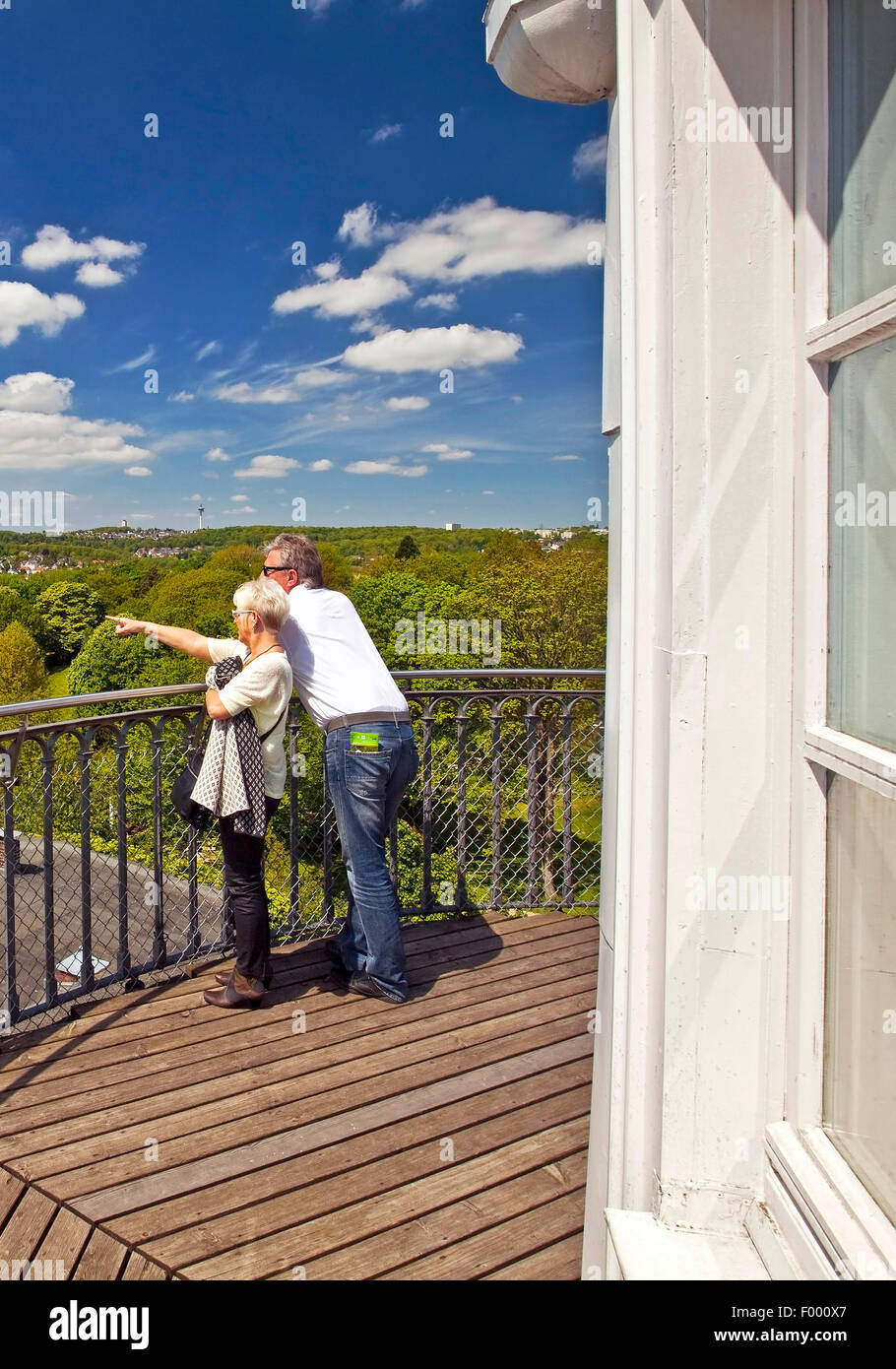 Giovane ammirando la vista dalla Torre Elisen sui Giardini Botanici di Wuppertal, Germania Renania settentrionale-Vestfalia, Bergisches Land, Wuppertal Foto Stock