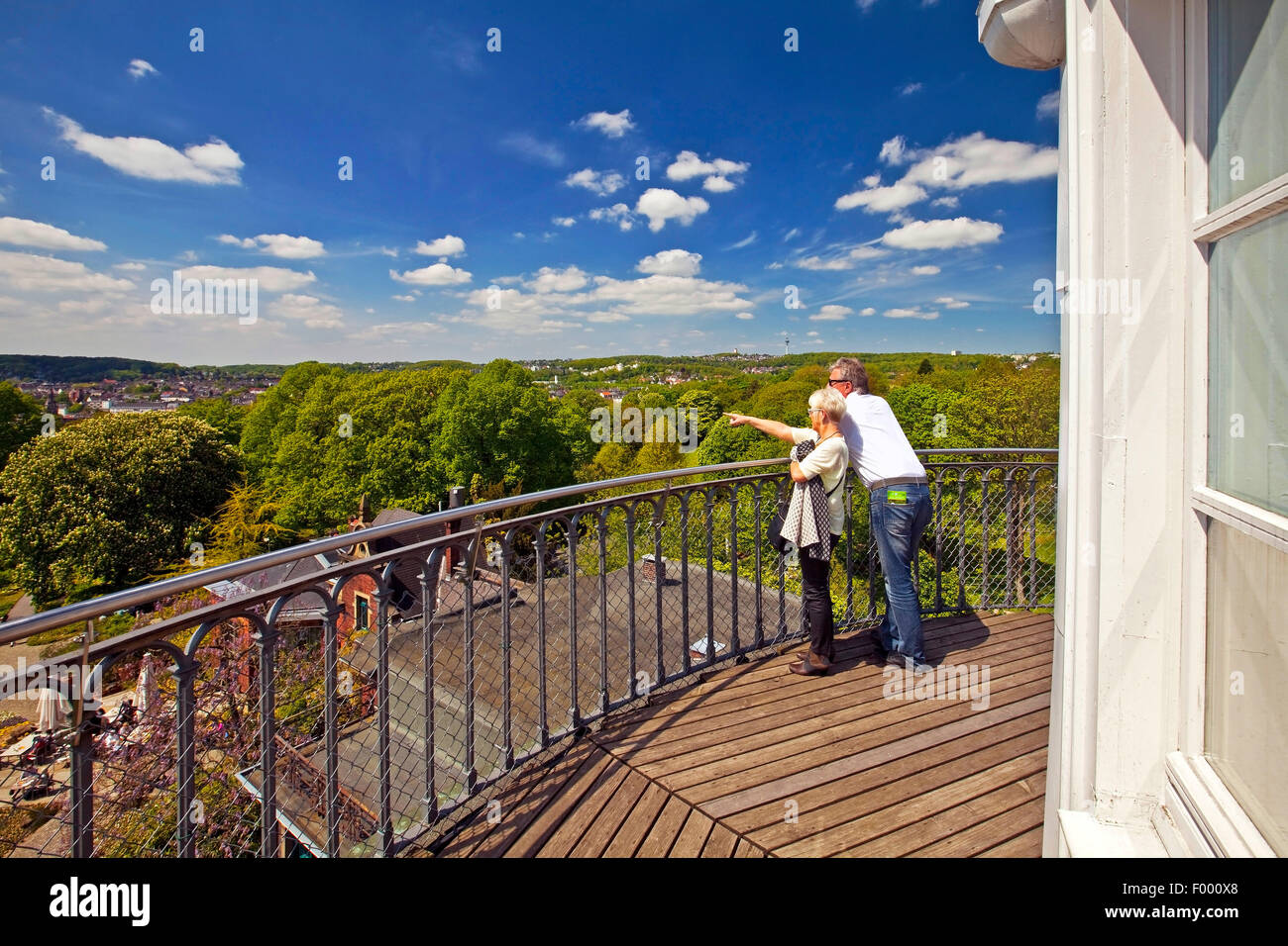 Giovane ammirando la vista dalla Torre Elisen sui Giardini Botanici di Wuppertal, Germania Renania settentrionale-Vestfalia, Bergisches Land, Wuppertal Foto Stock