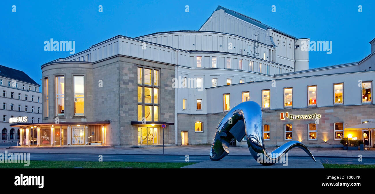 Wuppertal Opera House in Barmen al blue ora con la scultura , in Germania, in Renania settentrionale-Vestfalia, Bergisches Land, Wuppertal Foto Stock