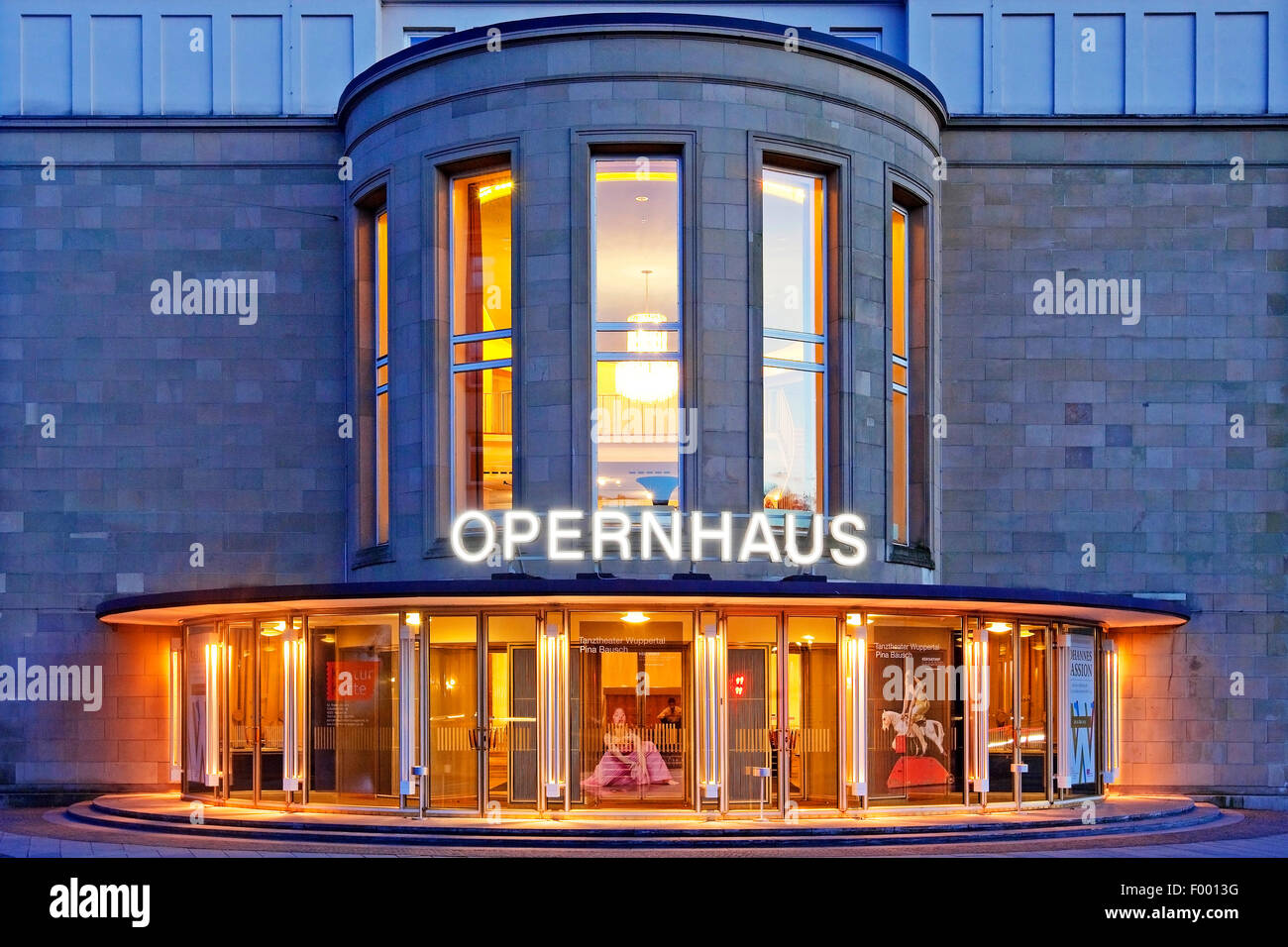 Wuppertal Opera House in Barmen al blue ora, in Germania, in Renania settentrionale-Vestfalia, Bergisches Land, Wuppertal Foto Stock